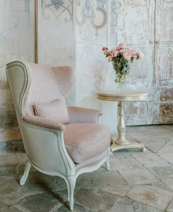 ART. 2272 - ARMCHAIR IN CARVED WOOD