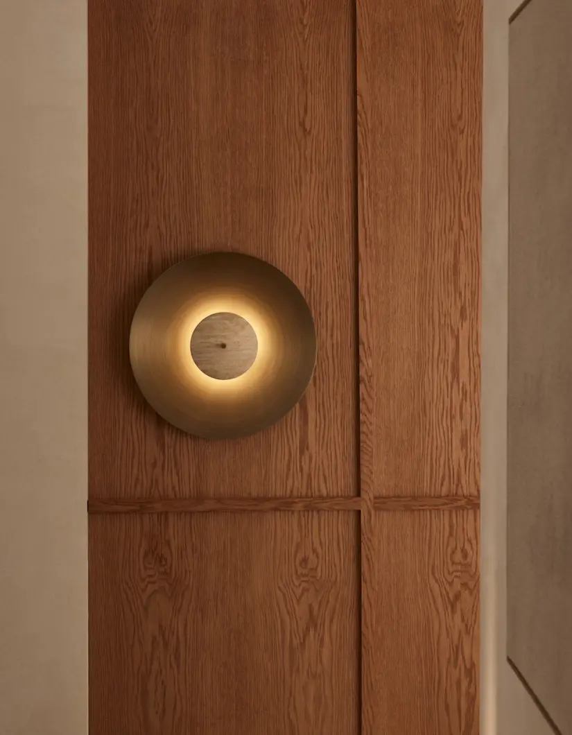 2024.07_Luna_450_Wall_Travertine_Detail__Jake_Curtis_x_Hannah_Bort_.jpg