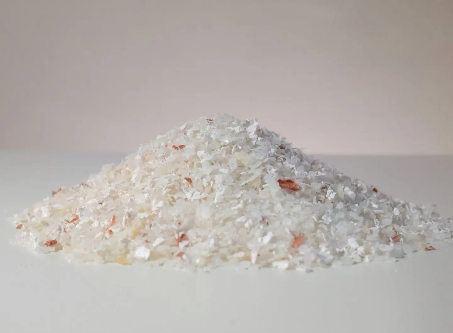Dettaglio materiale Lorelux®: flakes in plastica riciclata 