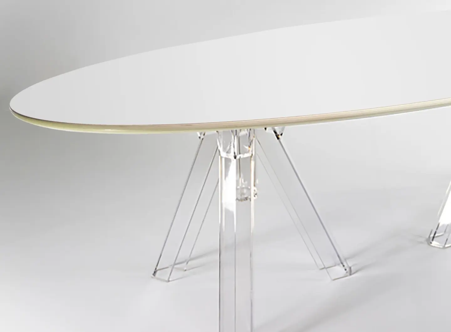 Tavolo_bianco_ovale_trasparente_design_policarbonato.jpg