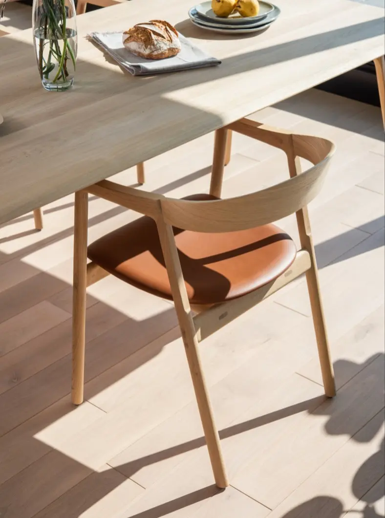 am_muna_chair_54x53x75_oak_white_1015_dakar_leather_turf_light_2211_1_gazzda.jpg