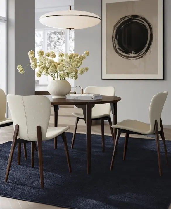 DAN-FORMs PARAGON chairs around the ECLIPSE table in a Copenhagen apartment