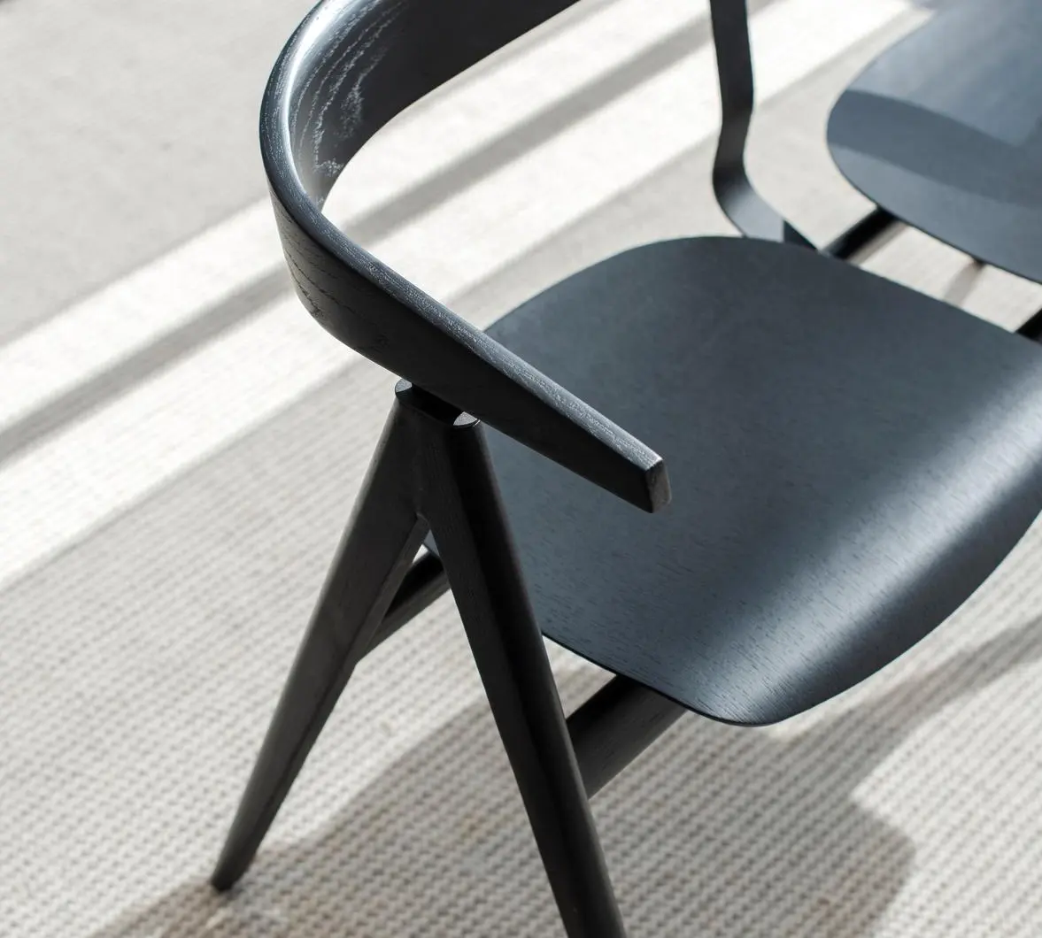 ava_bench_120x77.5x53_oak_lacquer_black_9005_1_1_gazzda.jpg