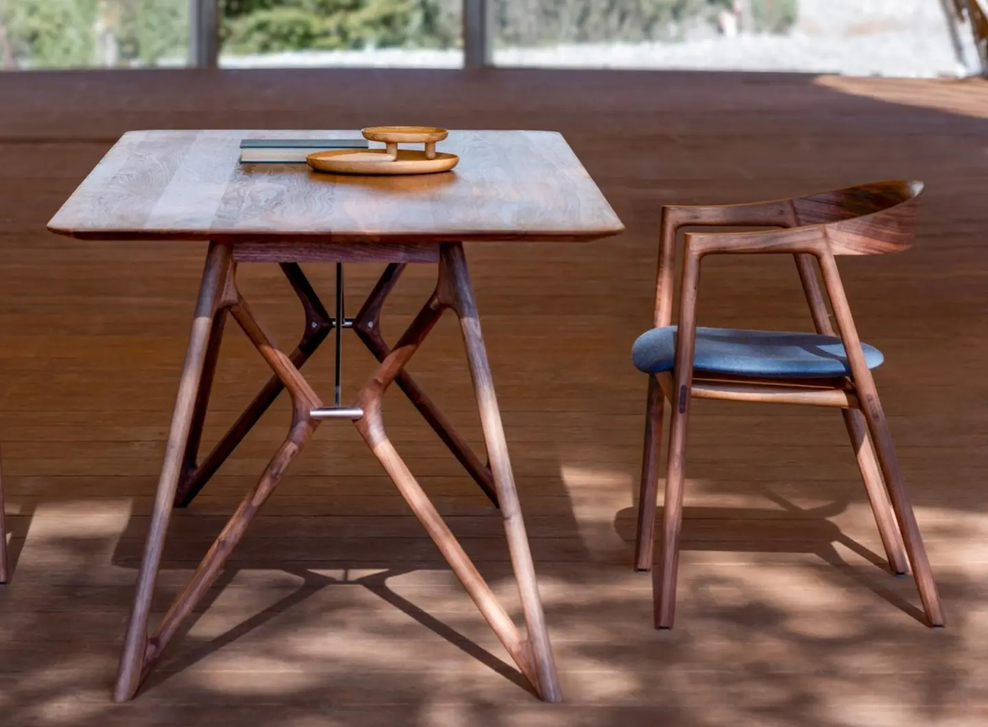 tink_table_fawn_chair_walnut_webbing_white_01_02_gazzda.jpg