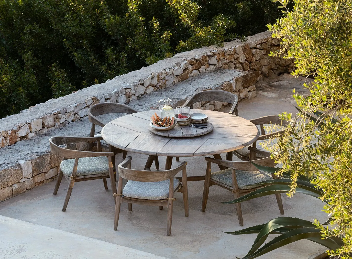 Gommaire Low Dining Round Table Faye XL and Easy Chair Faye