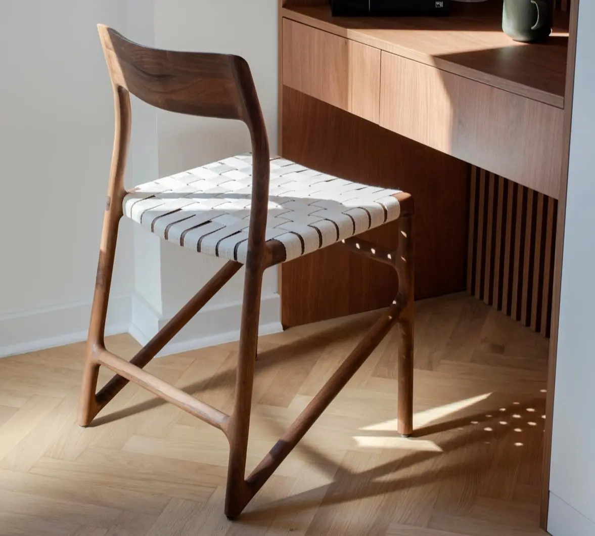 fawn_chair_48x48x79_walnut_natural_1505_cotton_webbing_herringbone_natural_beige_0_4_gazzda.jpg