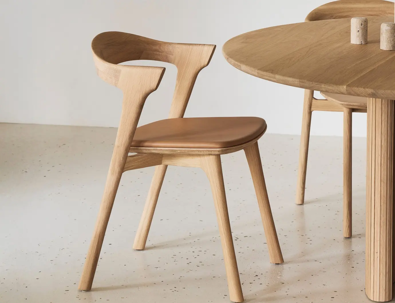 51483_Bok_dining_chair_Sienna_leather_50073_Bok_dining_chair_oak_50042_Roller_max_dining_table_web__1_.jpg