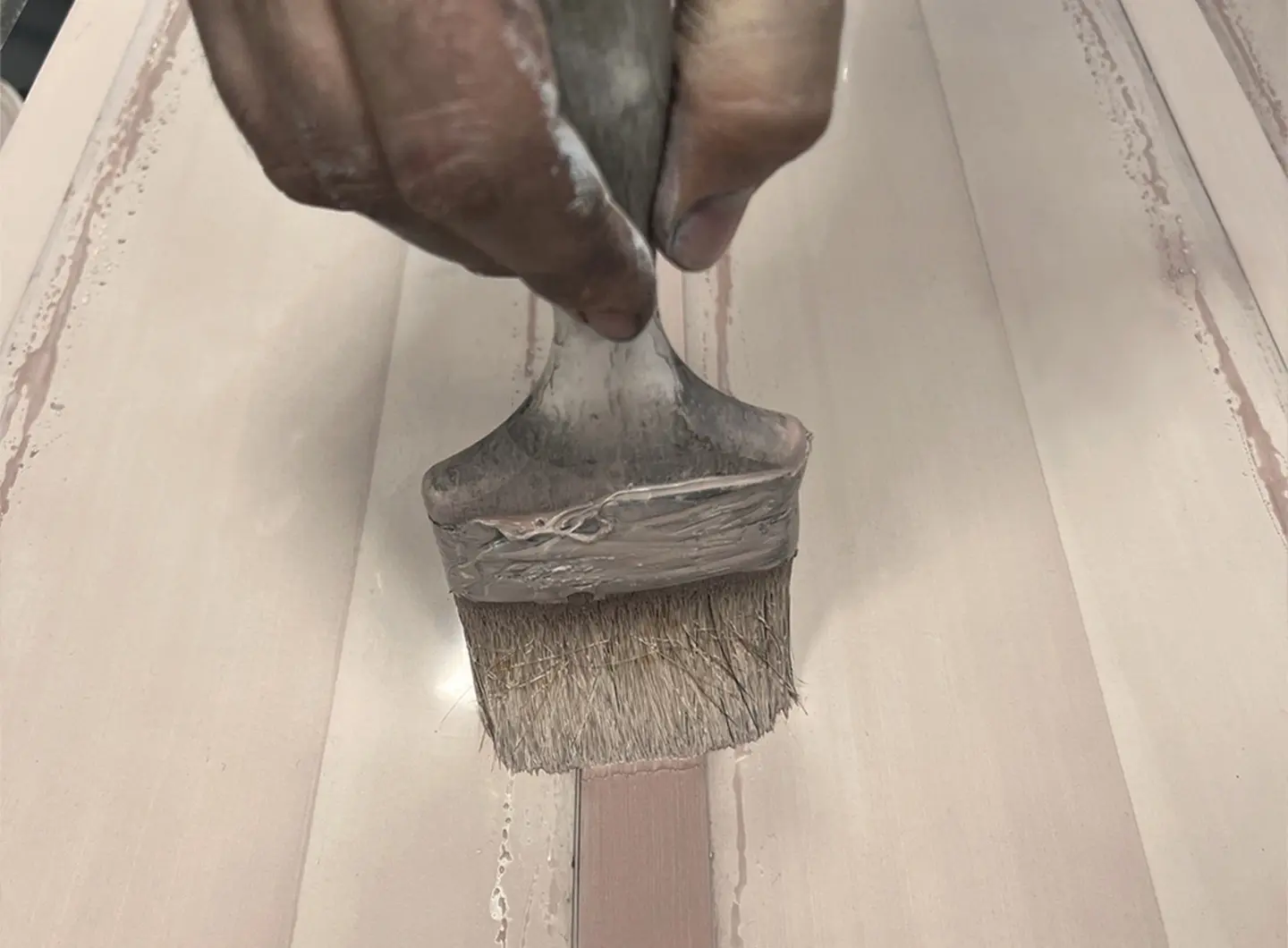 Geometrie d'Ombra di Ceramica Francesco De Maio - Decorazione a Mano Righe Rosa Cipria