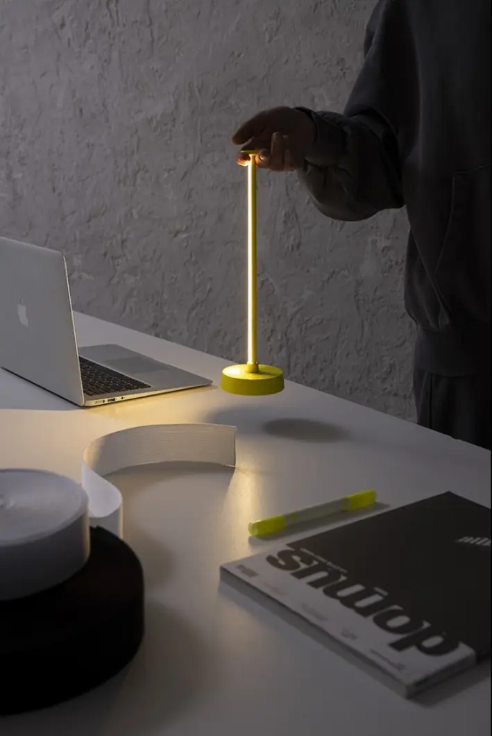a_lato_glossy_fluo_giallo_con_appiglio_ambiente_Sessione_studio_101131.jpg