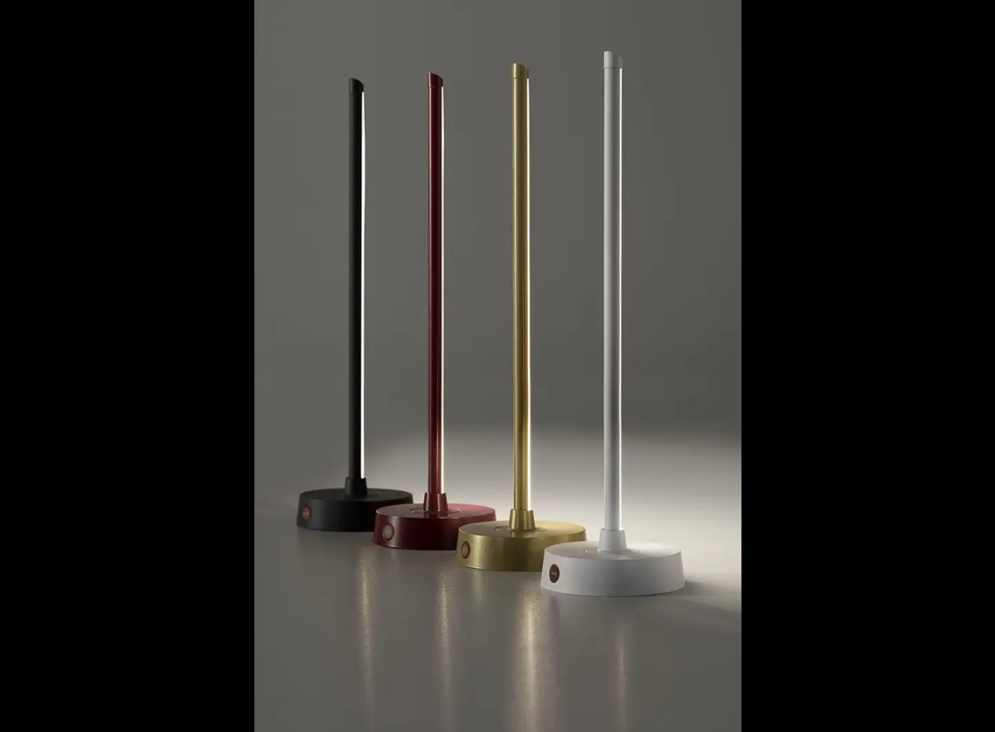 a_lato_nero_bordeaux_ottone_bianco_tecnica_Sessione_studio_98931.jpg