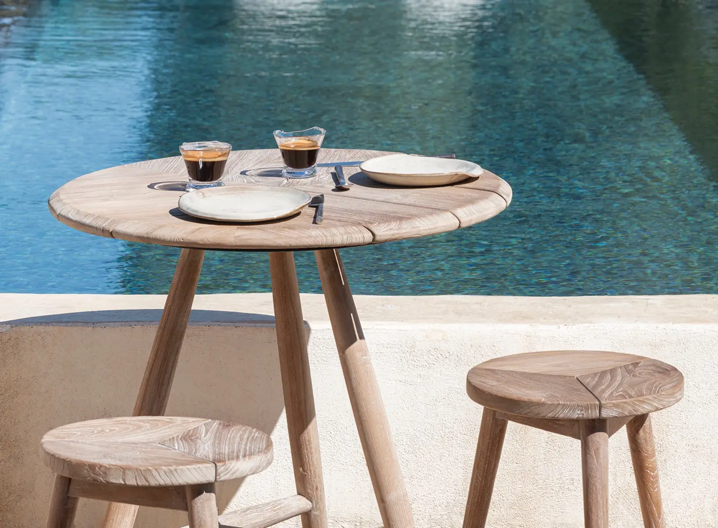 Gommaire stool Asti and Bistro Round Table Faye