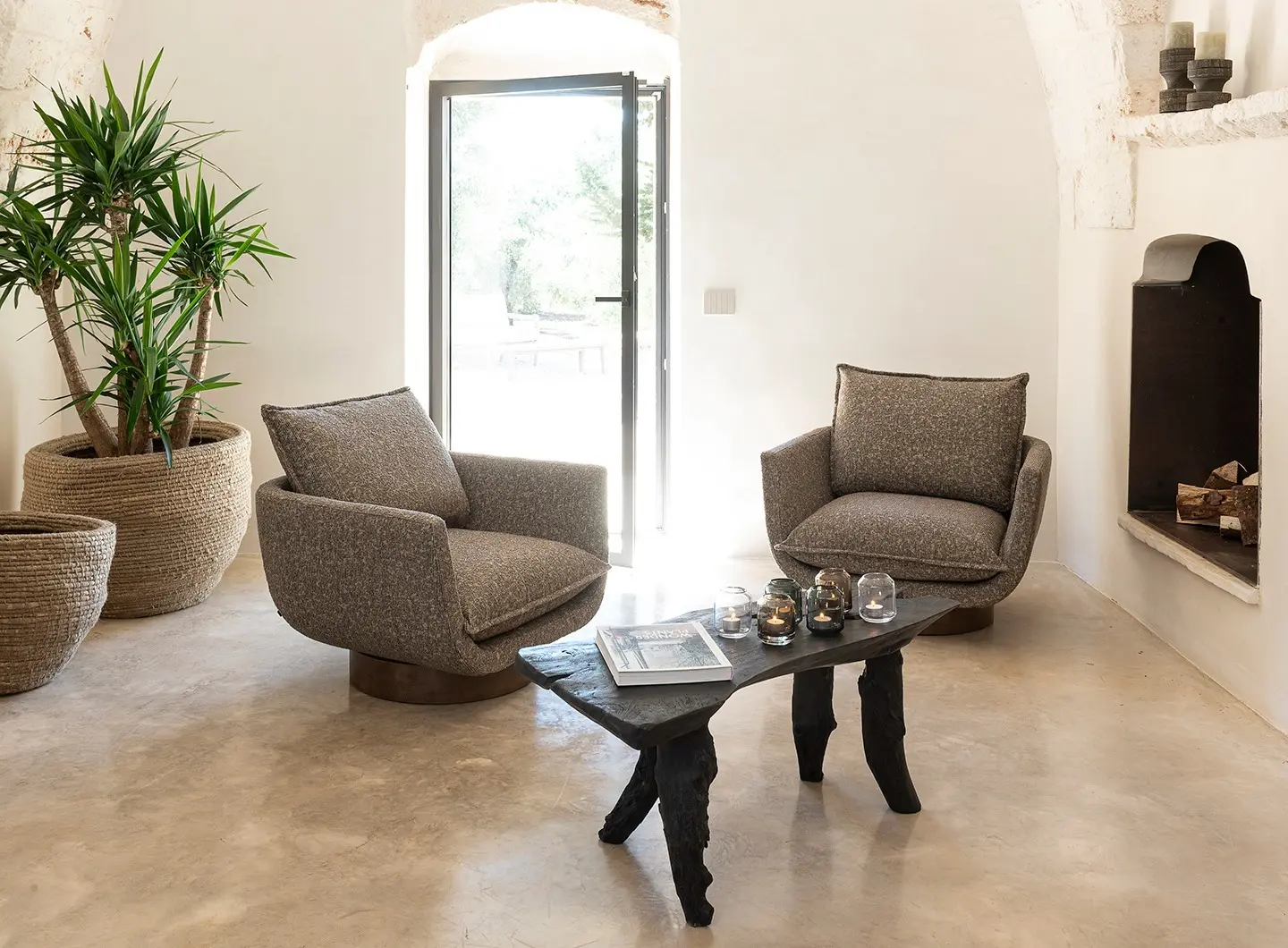 Gommaire Mason with Swivel, coffee table natural shape and basket java