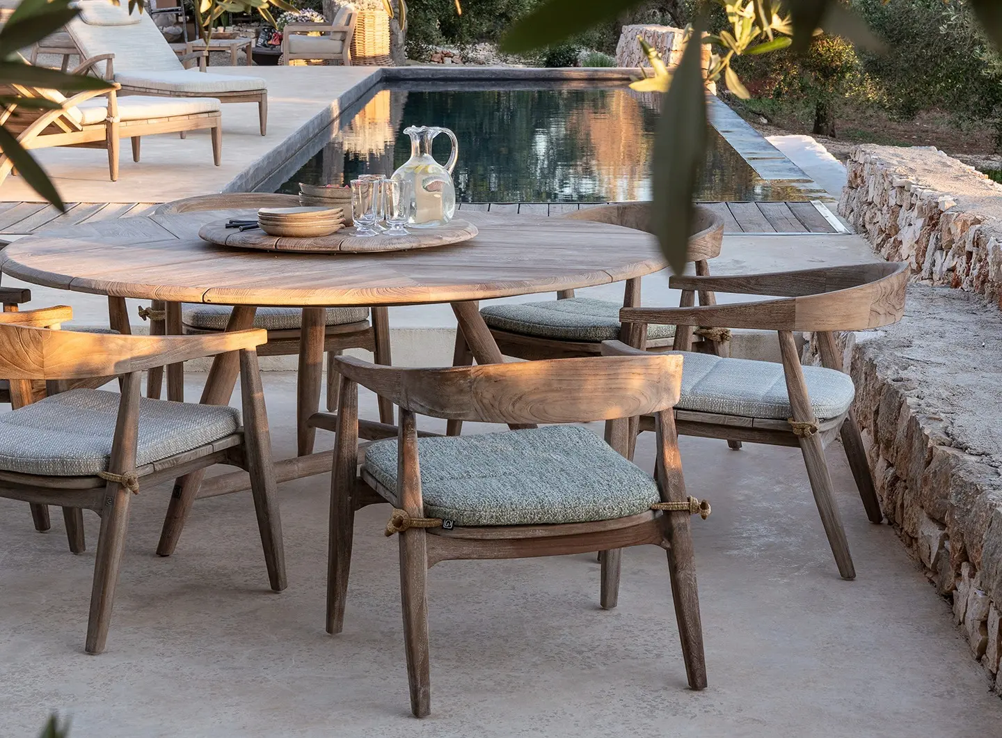 Gommaire Low Dining Round Table Faye XL and Easy Chair Faye