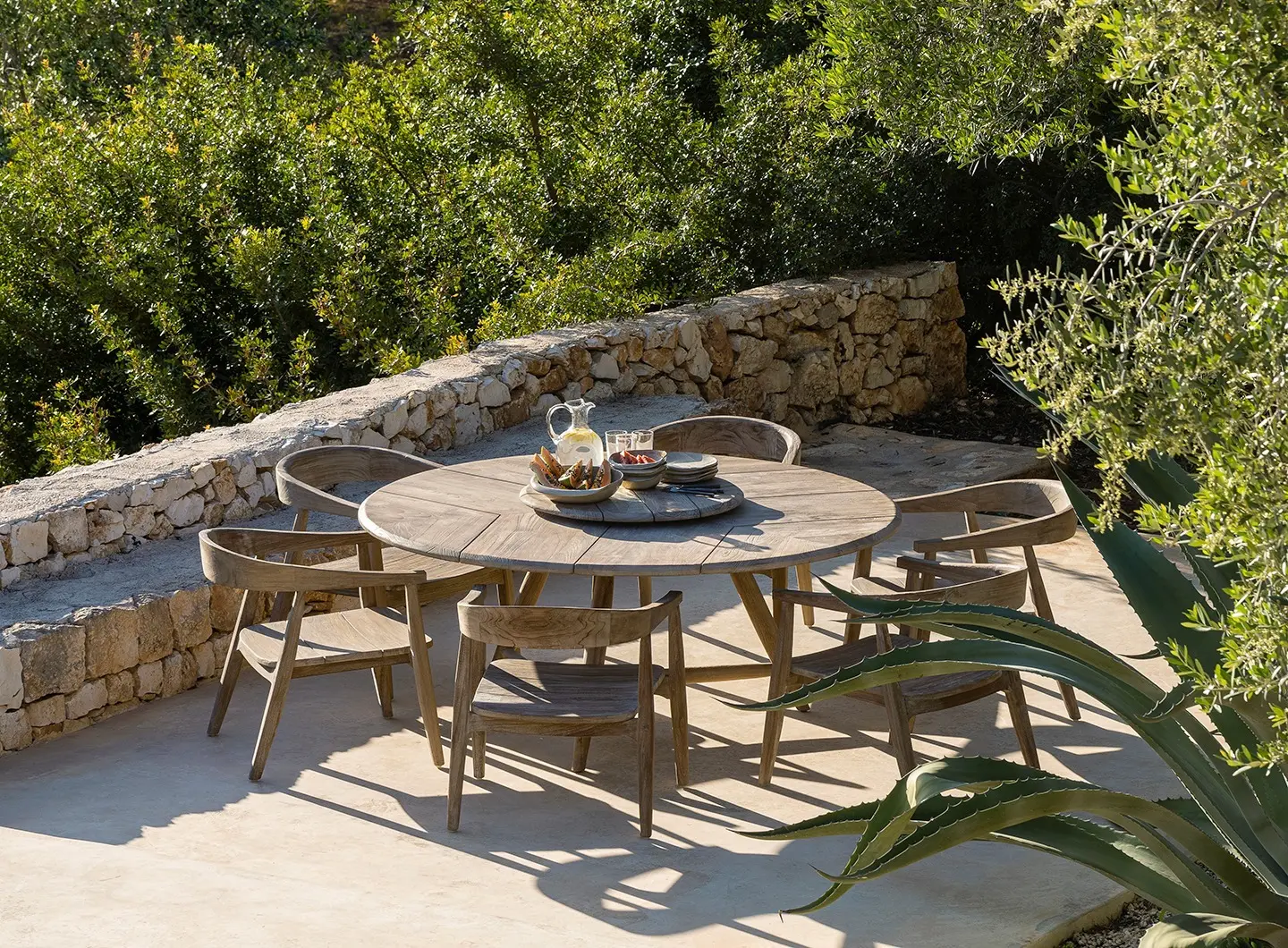 Gommaire Low Dining Round Table Faye XL and Easy Chair Faye