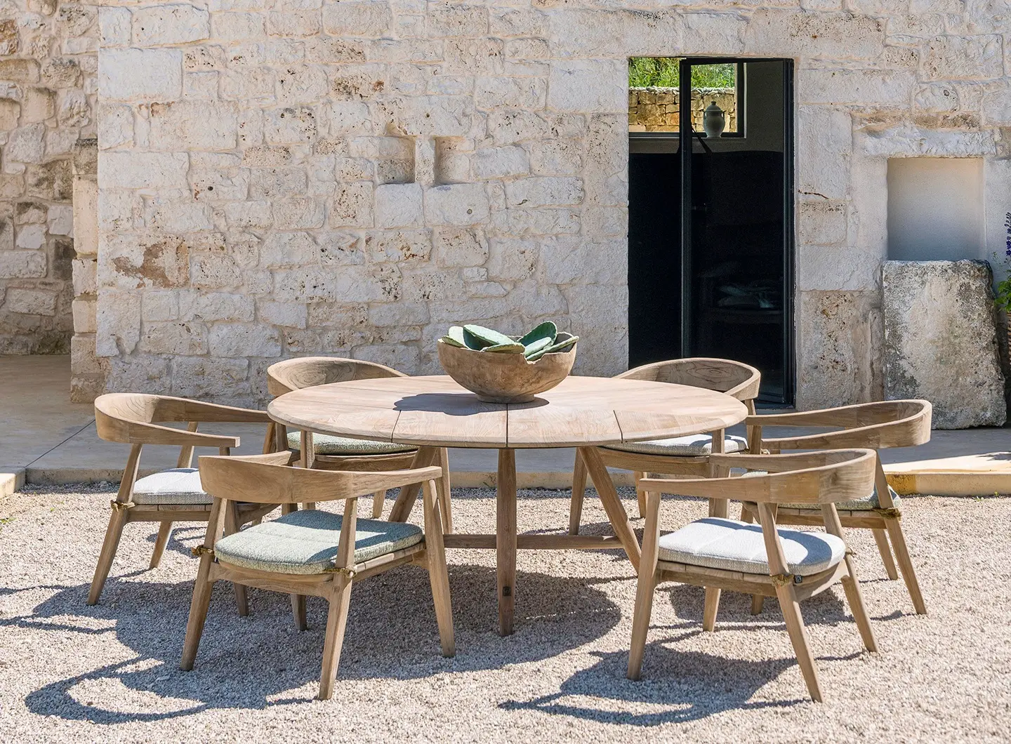 Gommaire Low Dining Round Table Faye XL and Easy Chair Faye