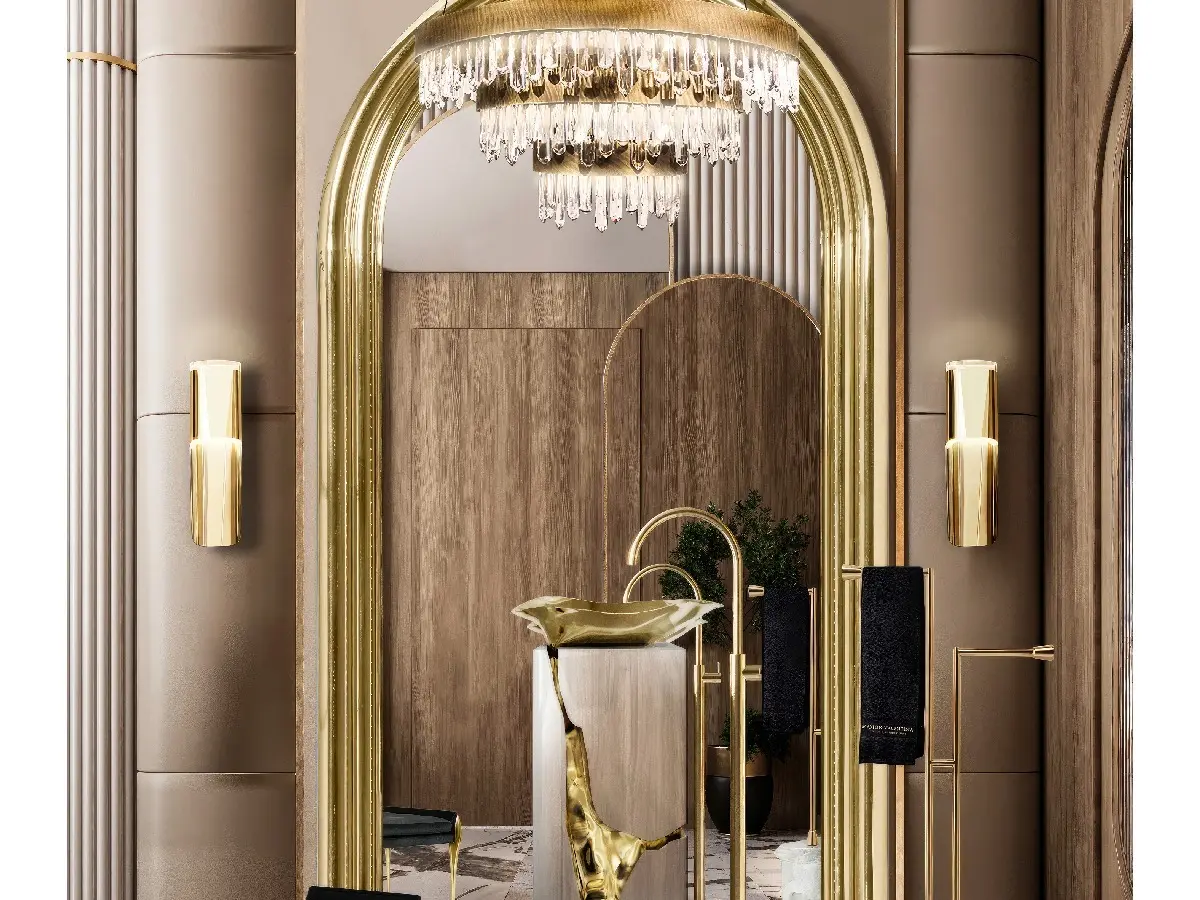 Un bagno lussuoso caratterizzato da opulenti accenti dorati