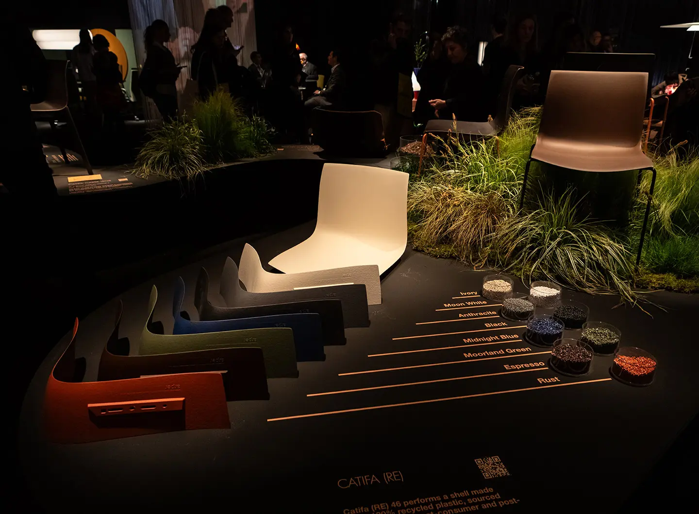 Sedia Catifa 46 allo stand di Arper, a Salone del Mobile 2025