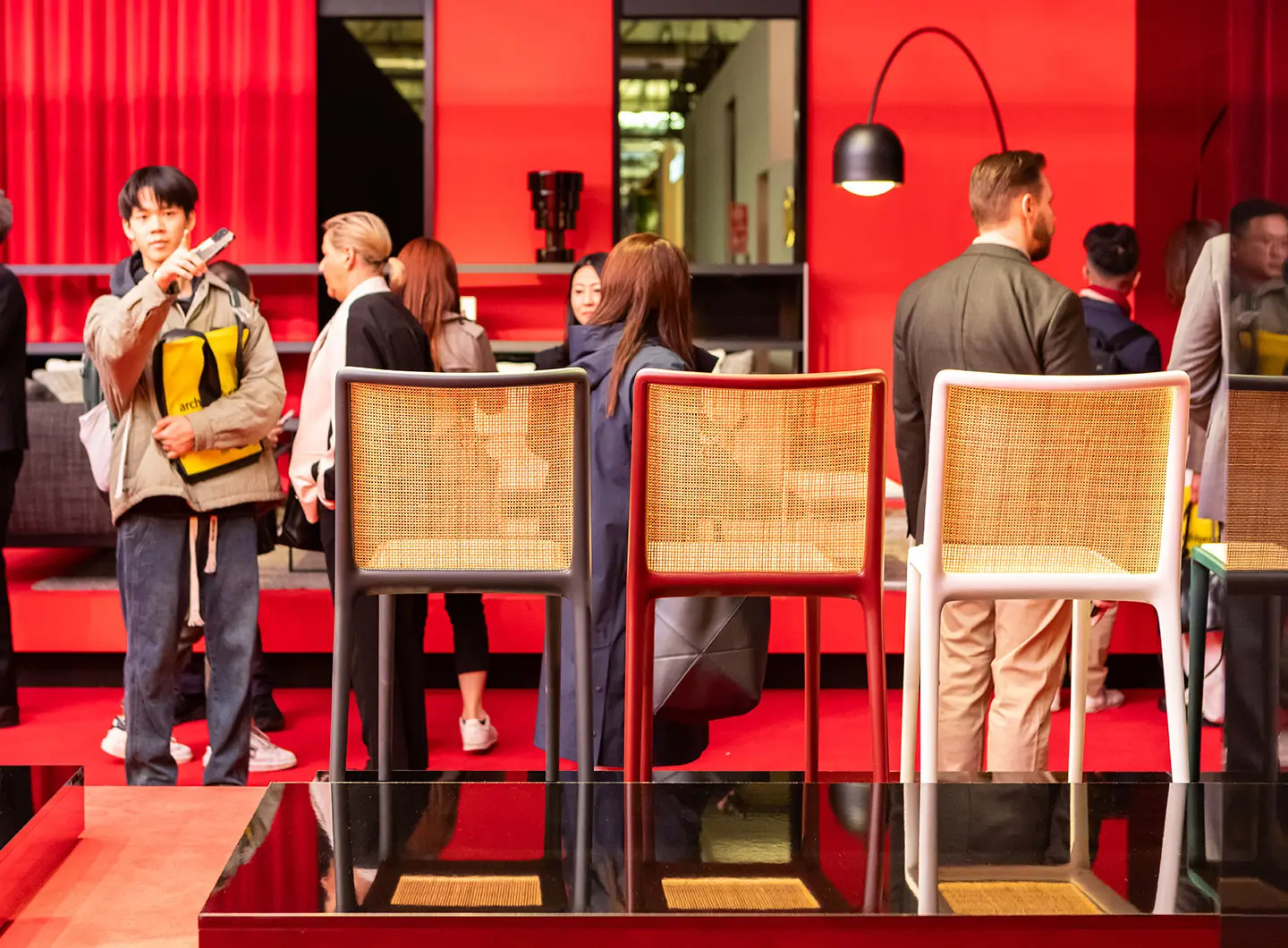 Sedia Belvedere allo stand di Kartell, a Salone del Mobile 2025