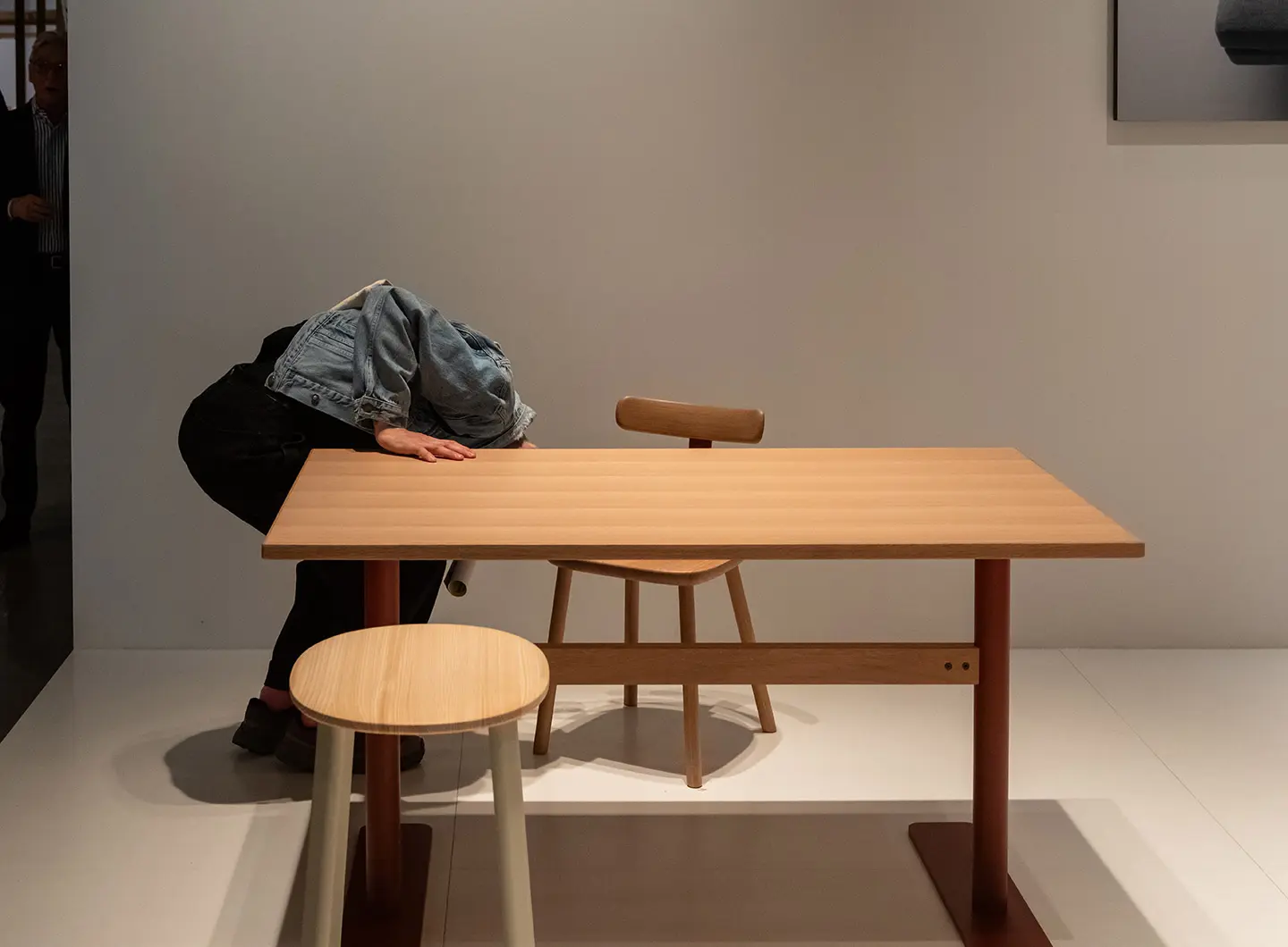 Sgabello Shoto allo stand di Maruni, a Salone del Mobile 2025