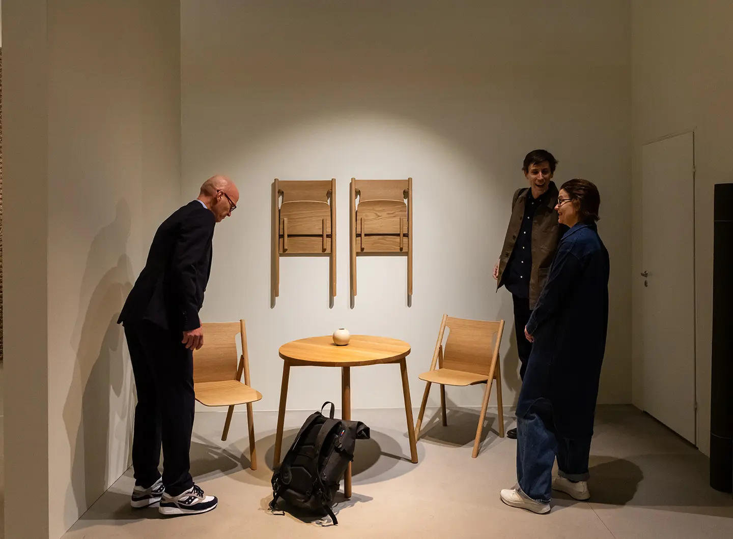 Faneeri Folding Chair, allo stand di Nikari, a Salone del Mobile 2025