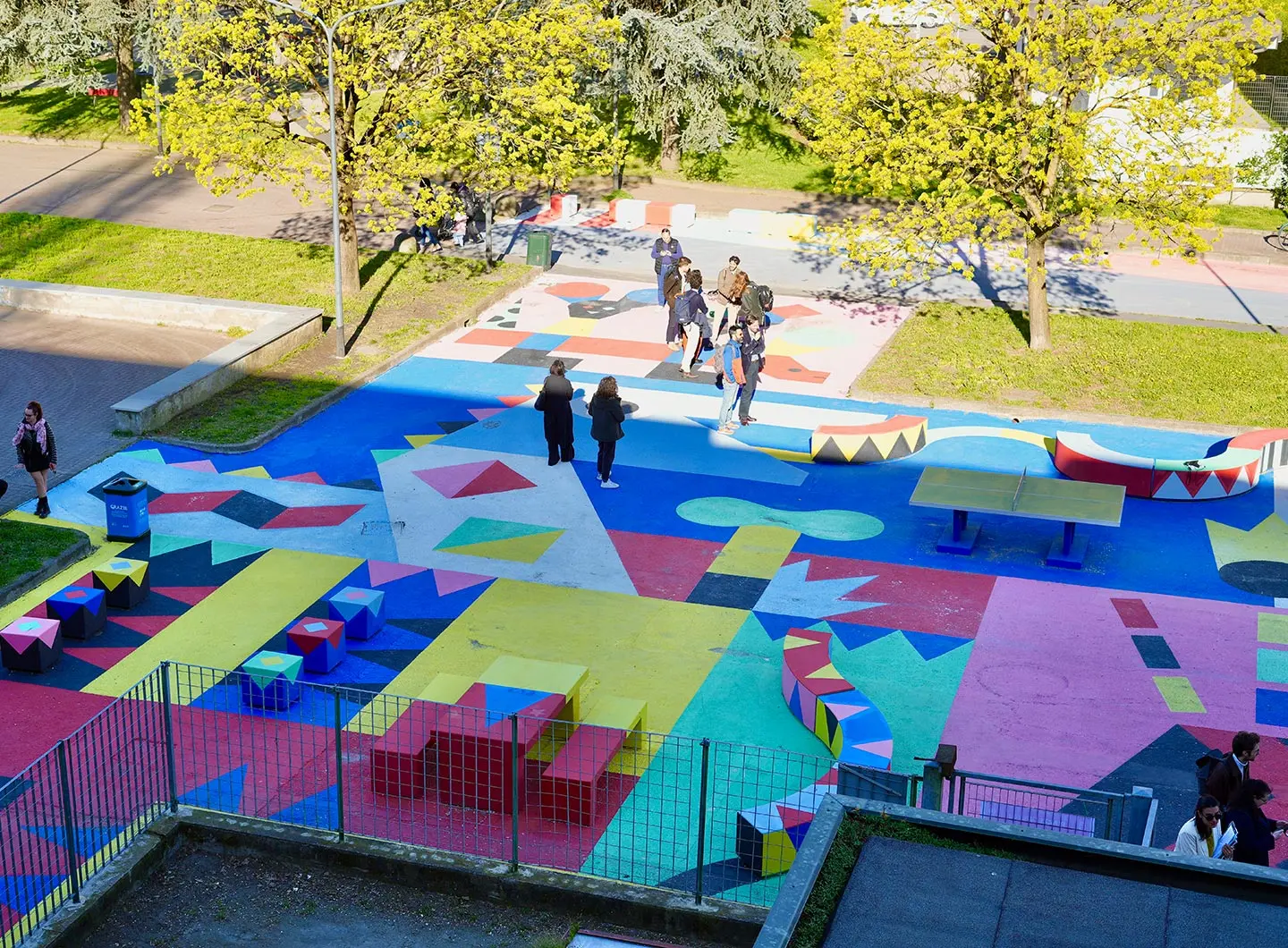 Veduta dall'alto della strada scolastica in via Enrico De Nicola, quartiere Barona progetto Piazze Aperte
