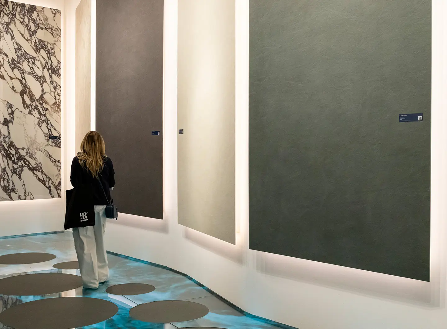 vista prodotto esposto nello stand di Laminam salone del mobilre 2025