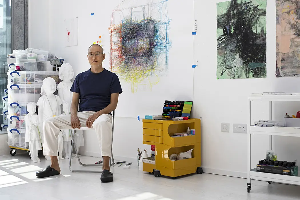 Portrait of Do Ho Suh all'interno at The Genesis Exhibition, Tate Modern Gallery di Londra