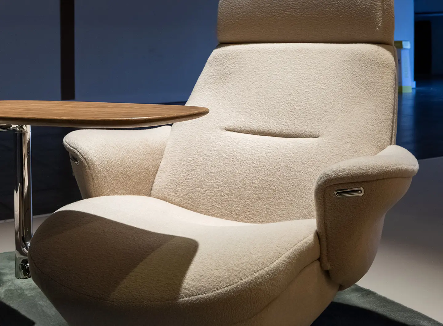Stand Humanscale, prodotto poltrona Diffrient Lounge, Salone 2025