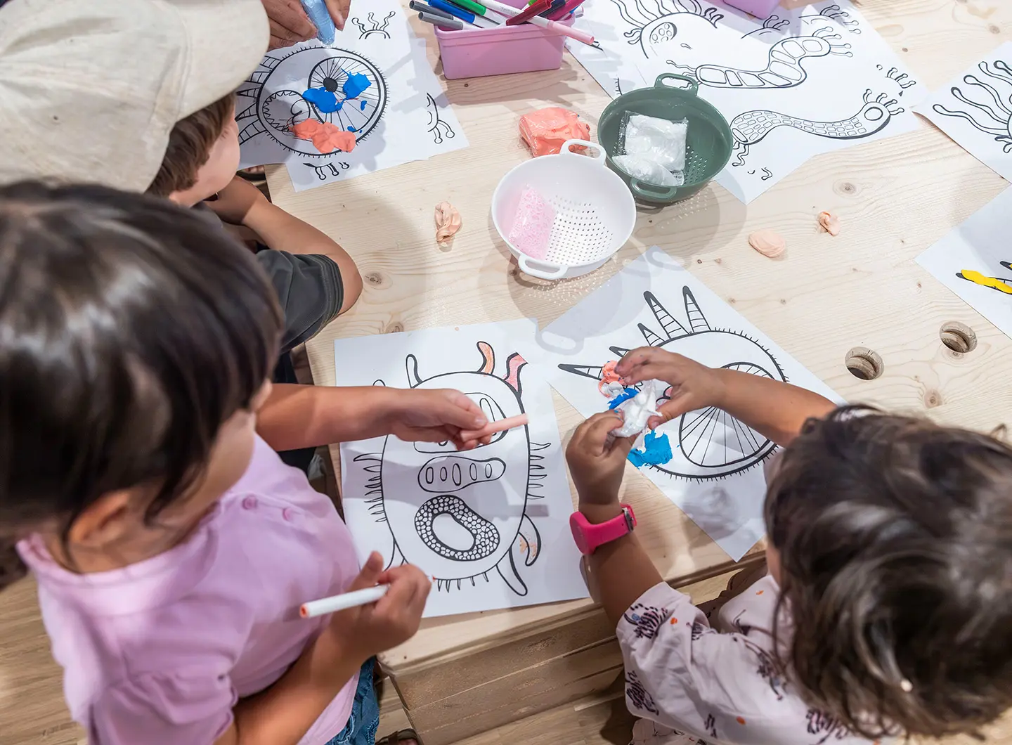 Laboratorio con bambini che giocano presso spazio Gioco in Triennale