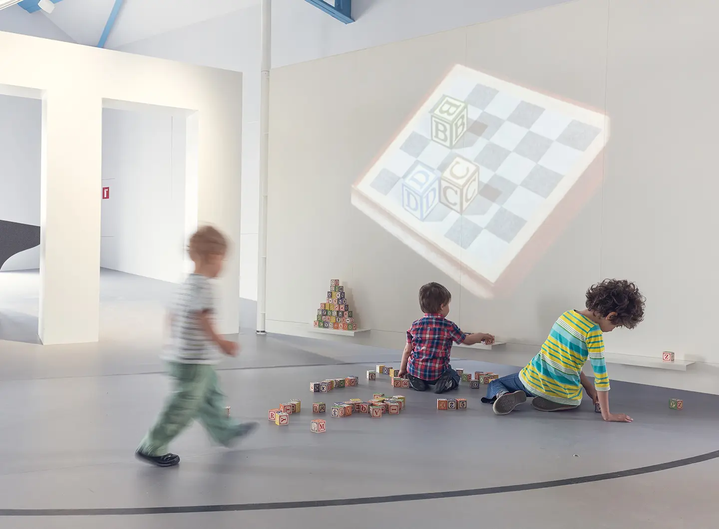sala dell'accademia dei bambini presso Fondazione Prada, bambini che giocano