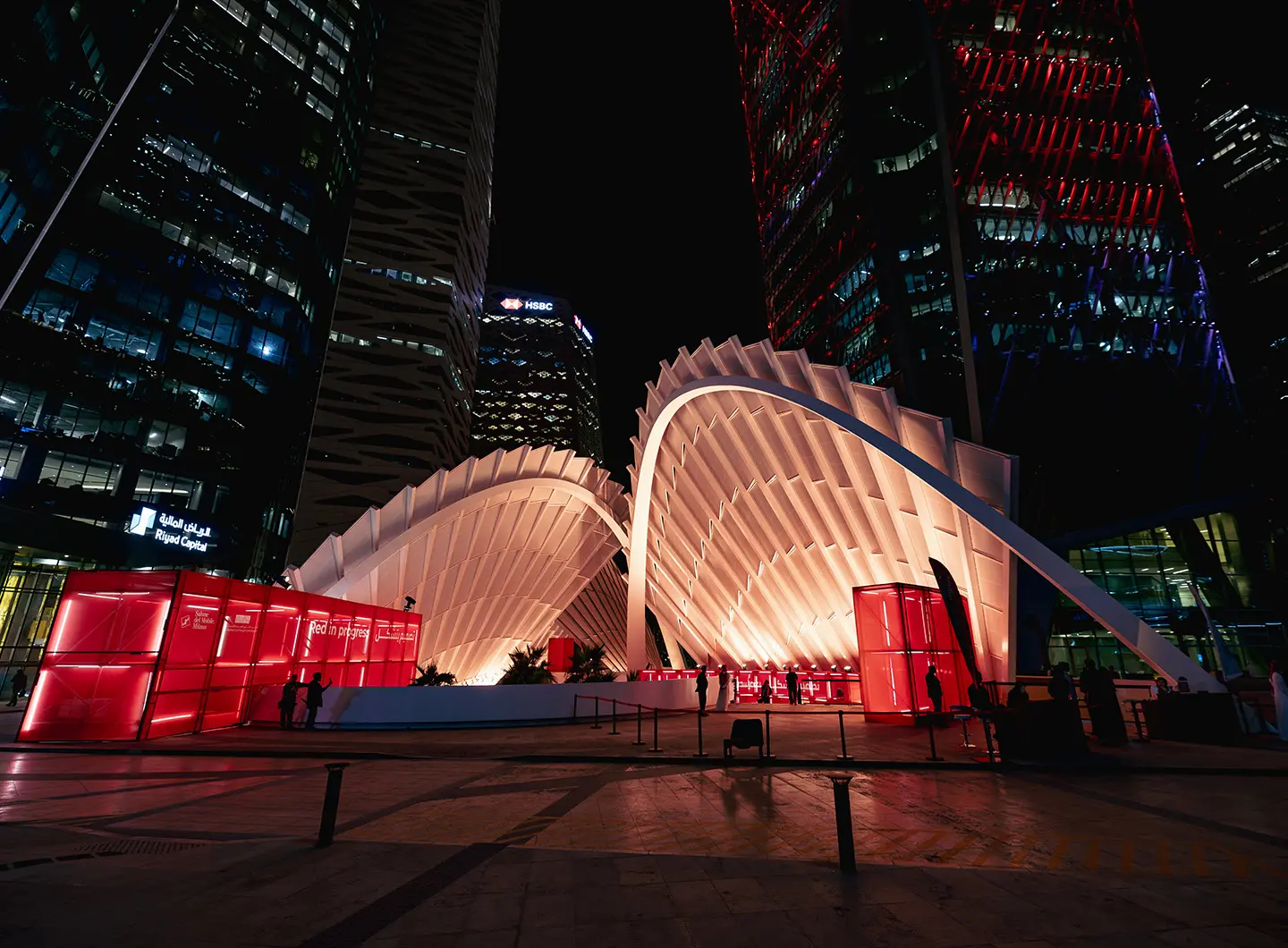 Red in progress, installazione Giò Forma, esterno notturno