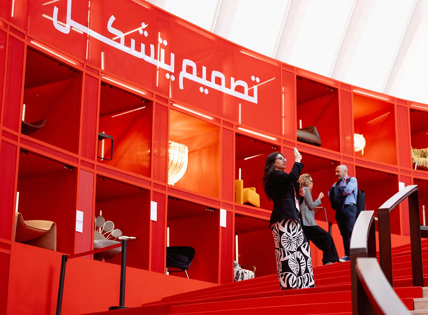 Red in progress, installazione Giò Forma, scalinata con visitatori