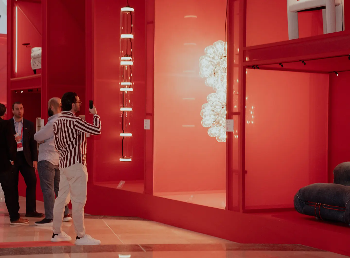 Red in progress, installazione Giò Forma con visitatore che visiona il prodotto