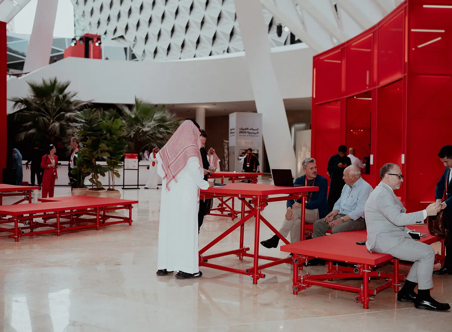 Red in progress, installazione Giò Forma con visitatori