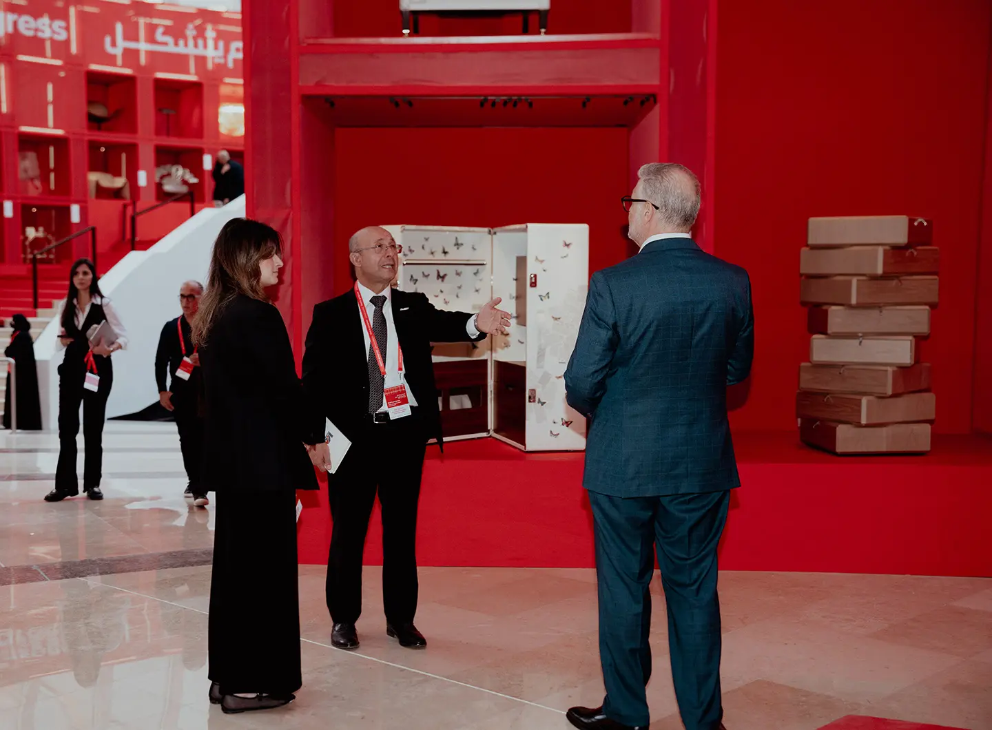 Red in progress, installation Giò Forma, with visitors
