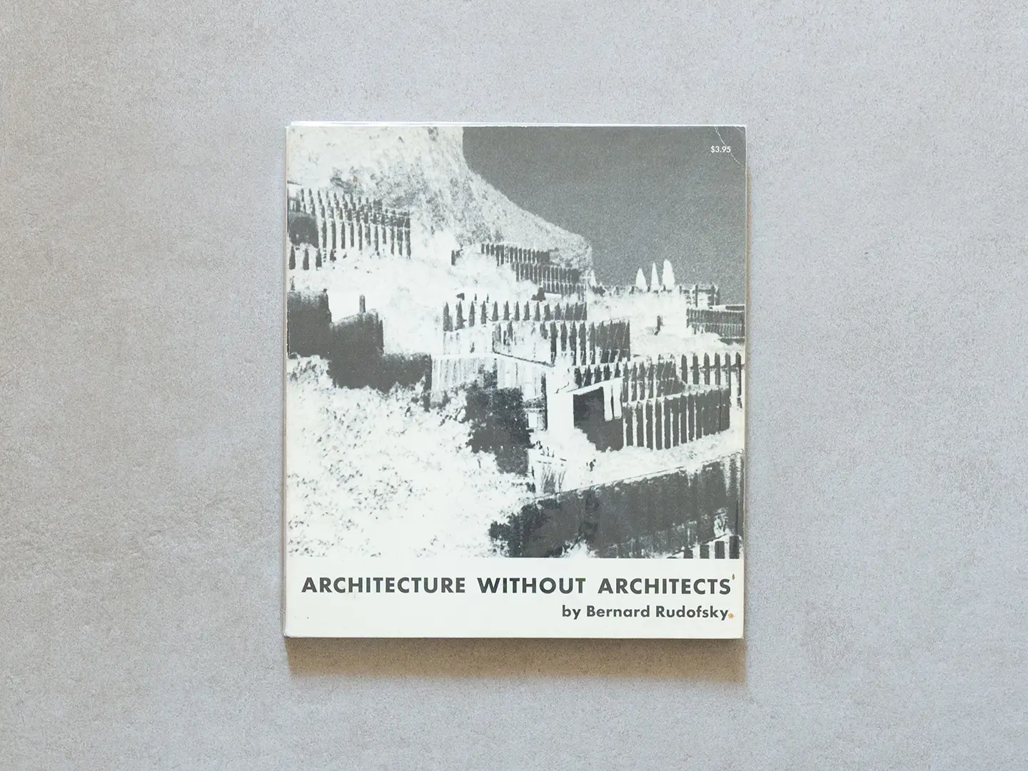 La copertina del libro Architecture Without Architects  