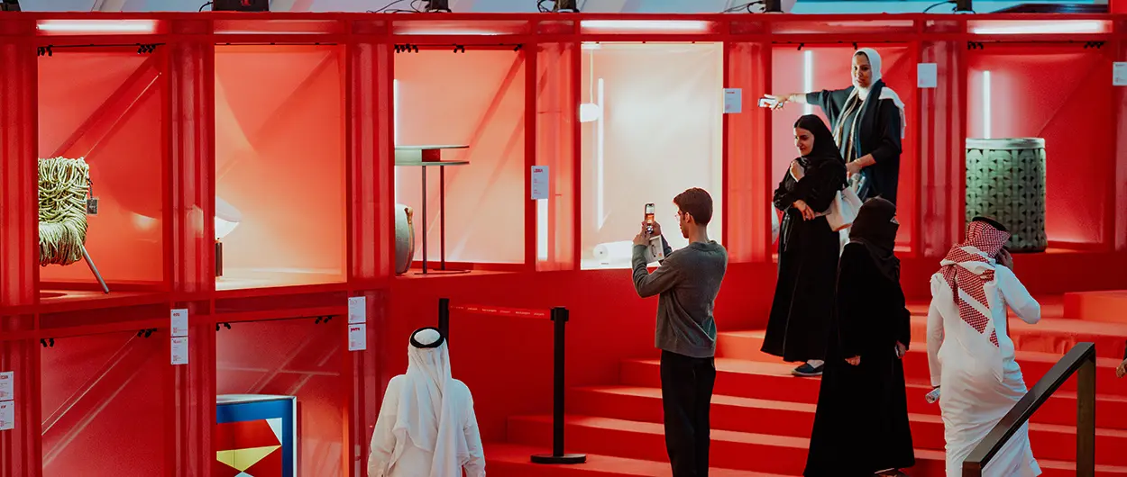 Red in progress, installazione Giò Forma, con visitatori