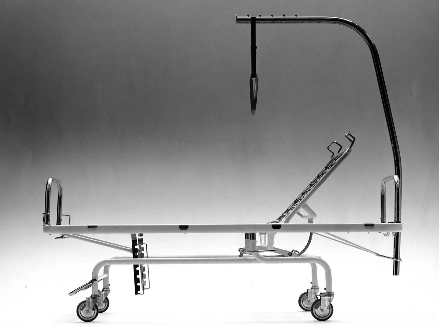 Letto da ospedale TR15, design Achille Castiglioni, Giancarlo Pozzi ed Ernesto Zerbi, produzione OMSA, 1974. Courtesy Fondazione Achille Castiglioni