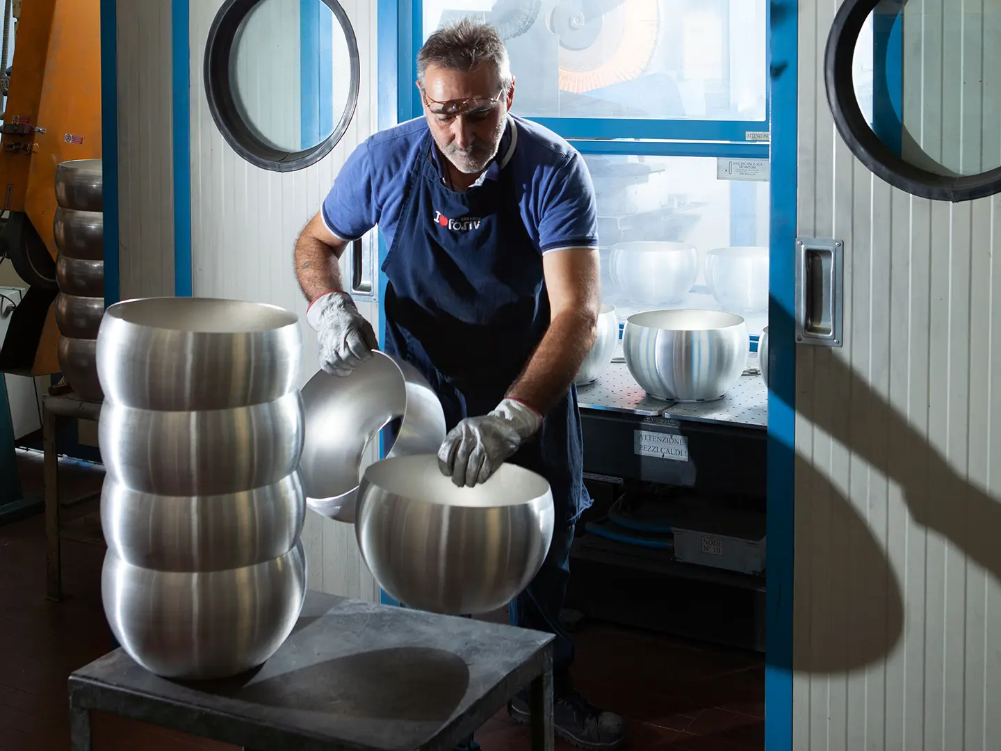 Produzione della lampada Arco di Flos, ph. Ramak Fazel