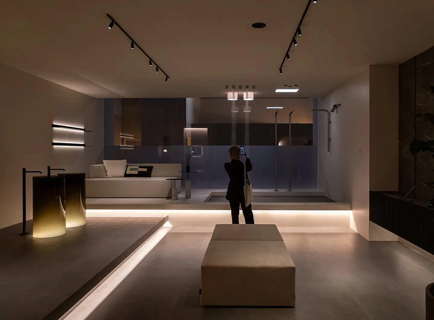 Interior of the stand with pedestal washbasins and ceiling showers