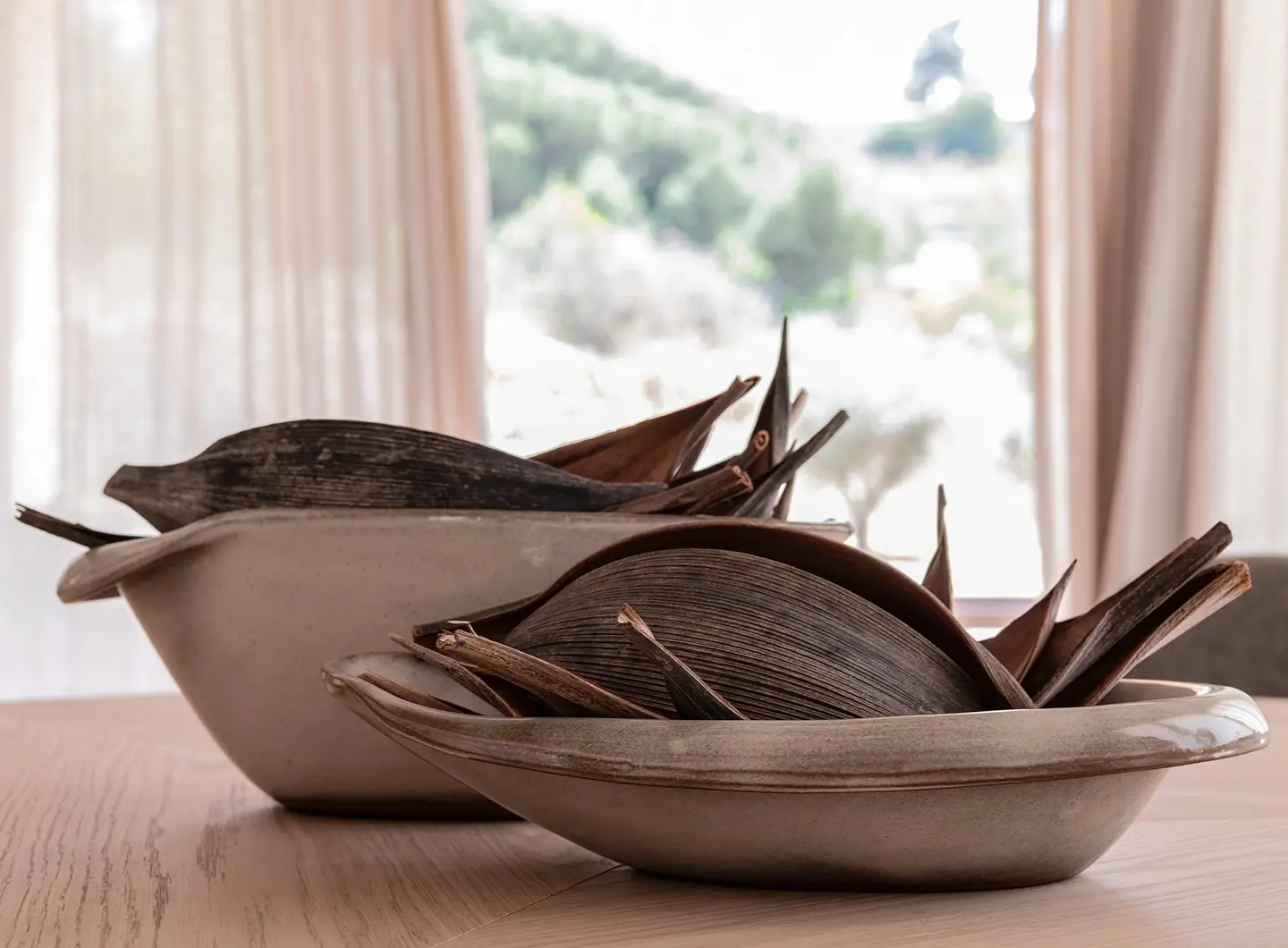 GOMMAIRE Low Dining Round Table Faye XL and Easy Chair Faye