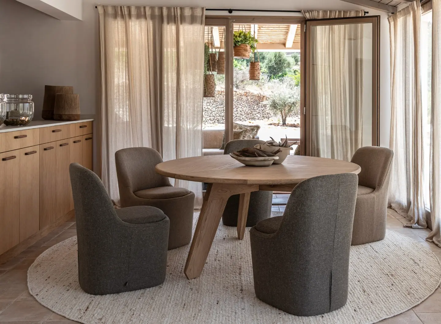 GOMMAIRE Round Table Faye XL and Armchair Faye