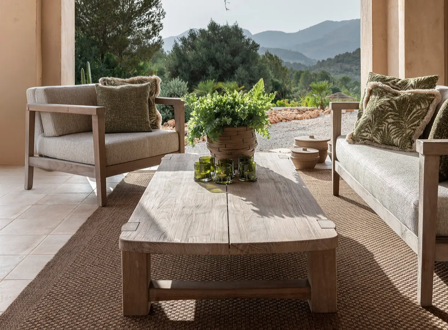 GOMMAIRE Round Table Faye XL and Armchair Faye