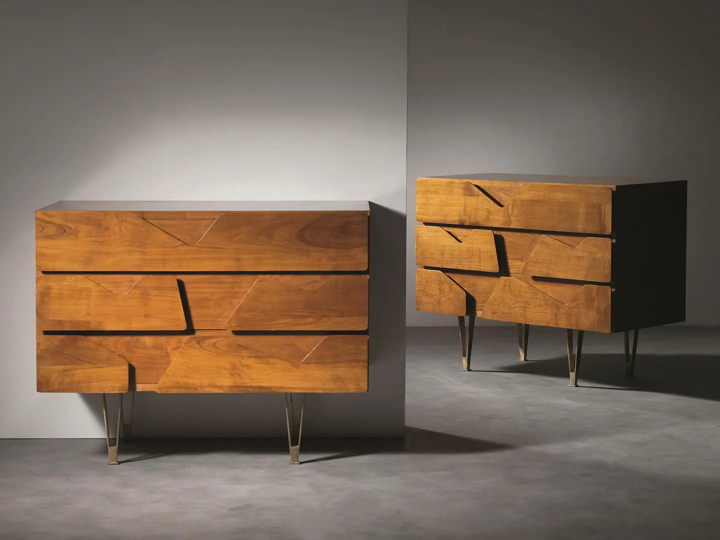 Gio Ponti, Pair of carved and veneered wooden chests of drawers with brass feet, circa 1955. Courtesy Pandolfini Casa d’Aste