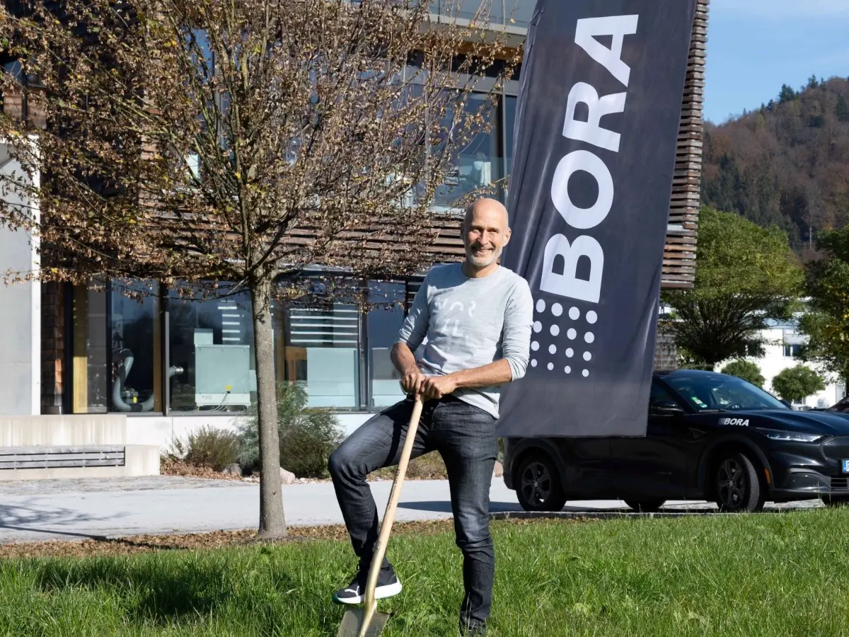 BORA_CEO_Willi_Bruckbauer_hands_on_for_the_factory.jpg