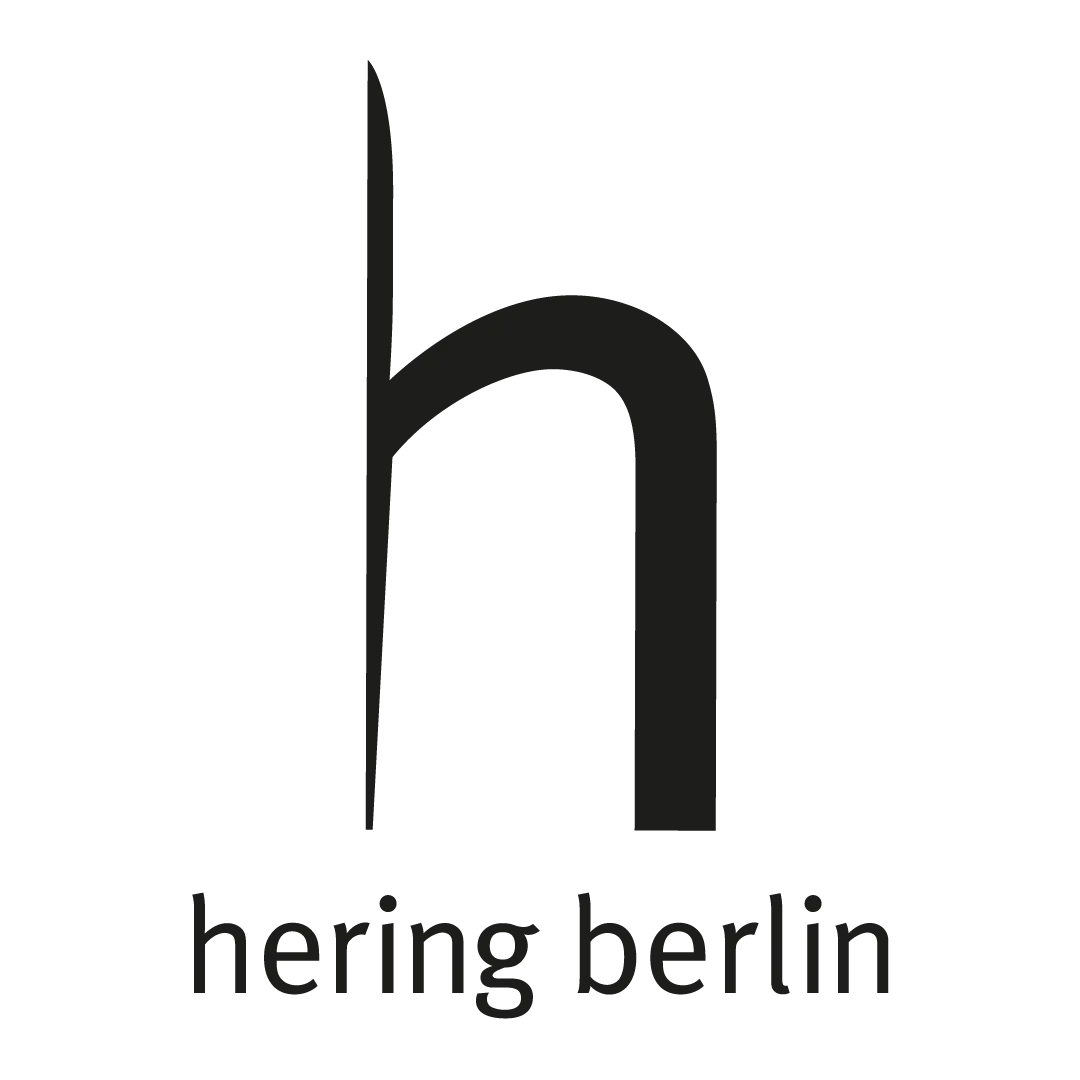 Logo Hering Berlin, monogramma 'h' e nome del brand su fondo bianco.
