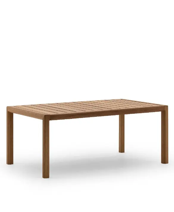 Tavolo da pranzo fisso rettangolare in legno massello di iroko della collezione Gianna di Varaschin, isolato su fondo bianco.