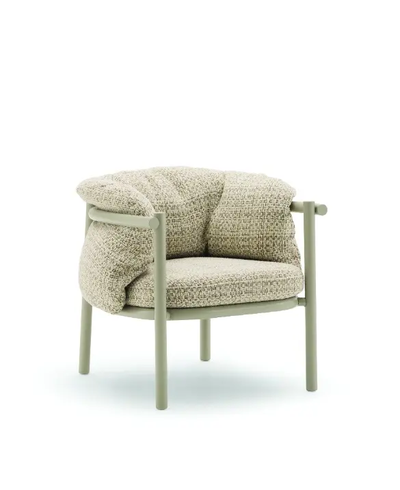 Poltrona da esterno della collezione Allegra di Varaschin, con struttura in tubolare di alluminio e ampi cuscini imbottiti in tessuto color seta, scontornata su fondo bianco.