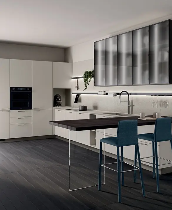 Composizione ad angolo, ante laccato opaco Grigio Chiaro o e ante telaio alluminio finitura acciaio scuro con vetro fumè satinato