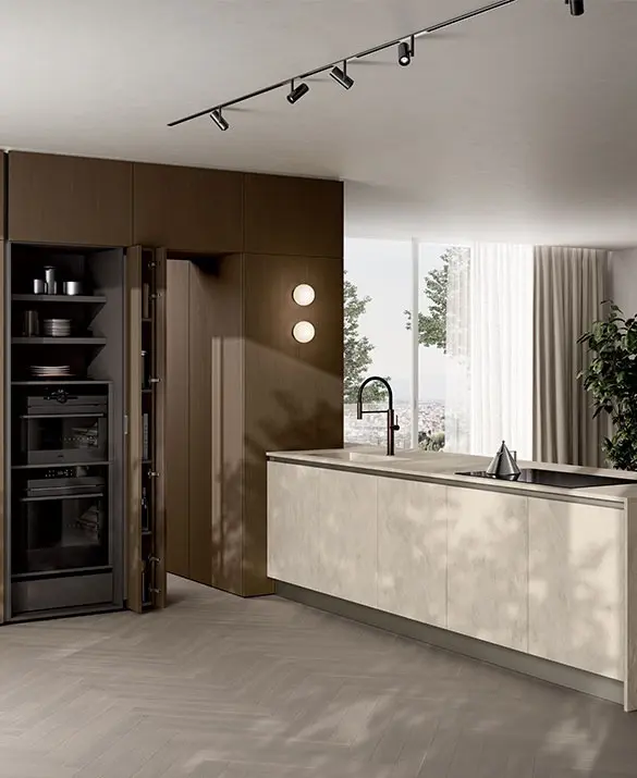 Cucina Regola - ante gres Diamond Cream, decorativo Quercia Toffee e ante Air Box telaio alluminio sagomato finitura Champagne con vetro Bronzo trasparente.